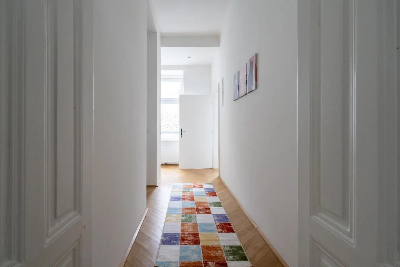 Central Two Bedroom Apartment Wien 0*,
